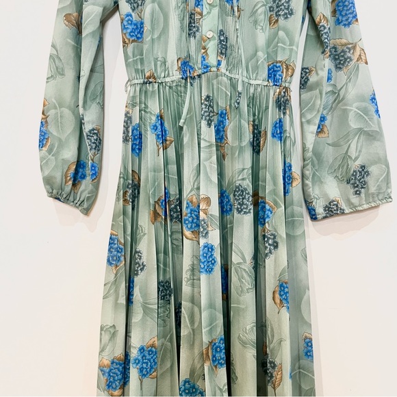 vintage Cinda green and blue long sleeve dress with floral patterns. - Picture 8 of 8